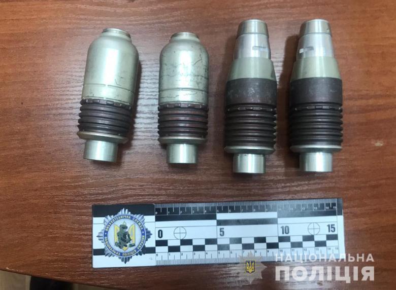 Київські правоохоронці викрили канал збуту зброї та засобів ураження із зони проведення ООС