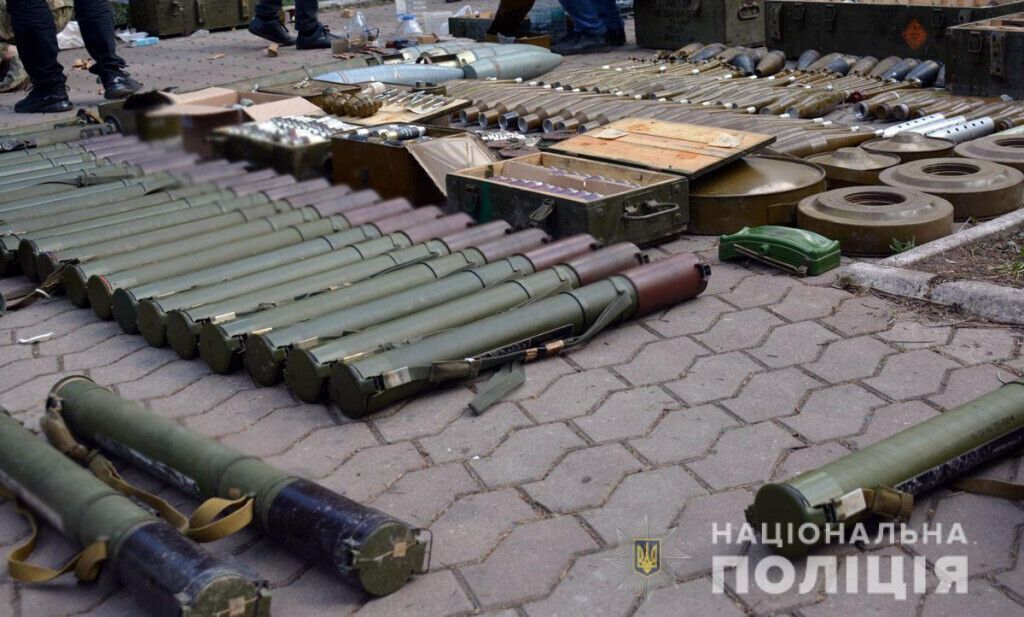 Поліцейські Донеччини знешкодили склади з тисячами боєприпасів