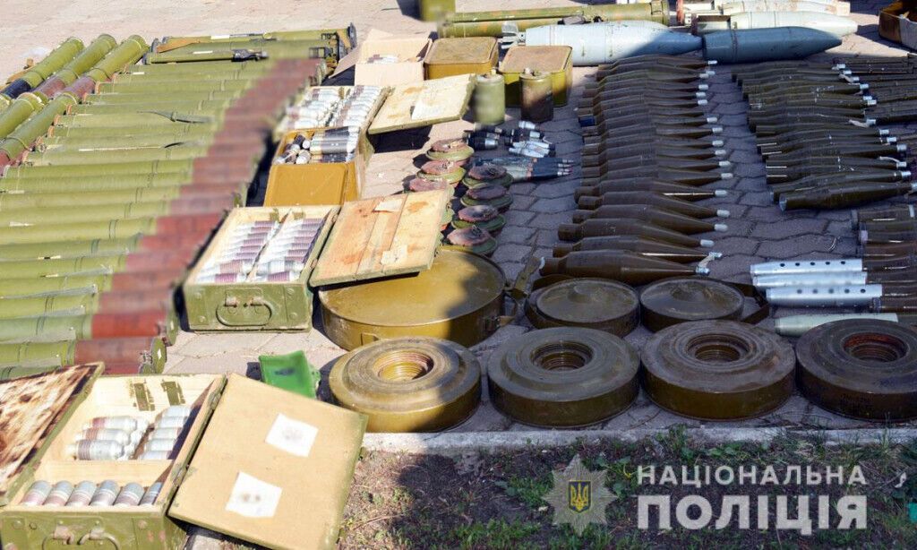 Поліцейські Донеччини знешкодили склади з тисячами боєприпасів