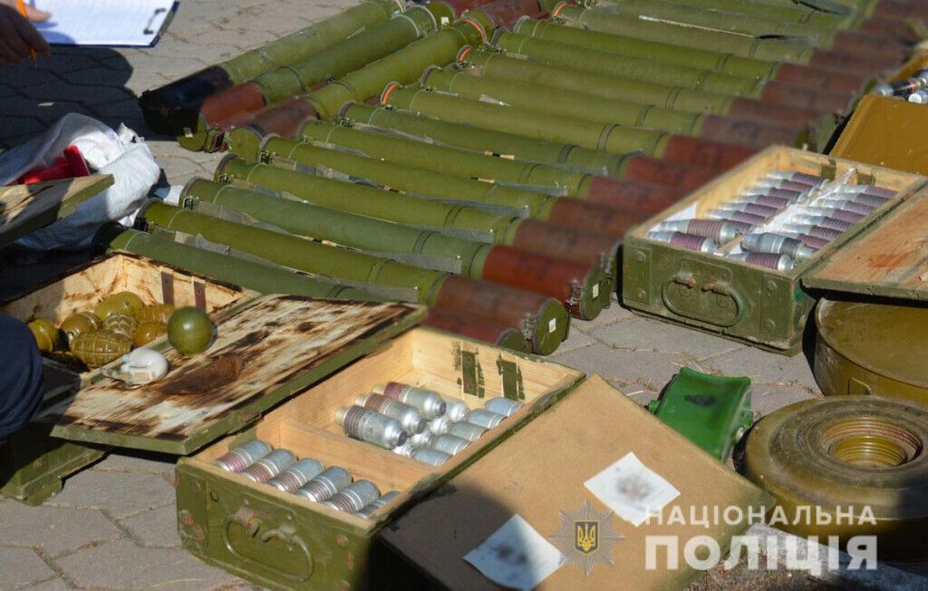 Поліцейські Донеччини знешкодили склади з тисячами боєприпасів
