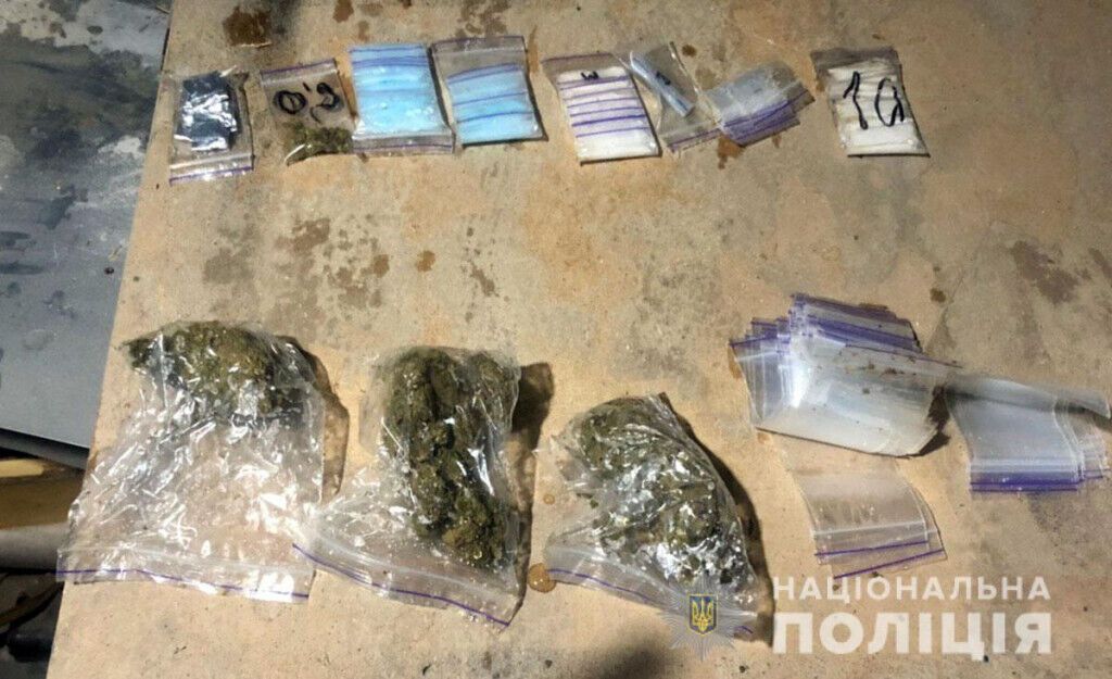 Поліцейські Донеччини ліквідували два канали збуту наркотиків у м.Курахове