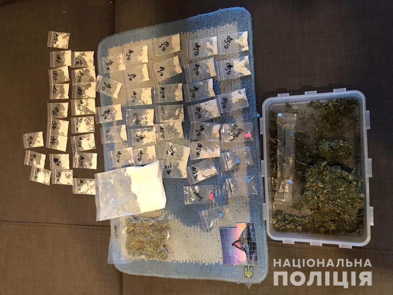 На Київщині поліцейські затримали групу  наркодилерів та вилучили у них «товар» на суму 1,2 мільйона гривень
