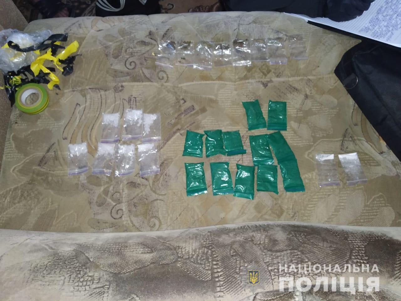 На Київщині поліцейські затримали групу  наркодилерів та вилучили у них «товар» на суму 1,2 мільйона гривень