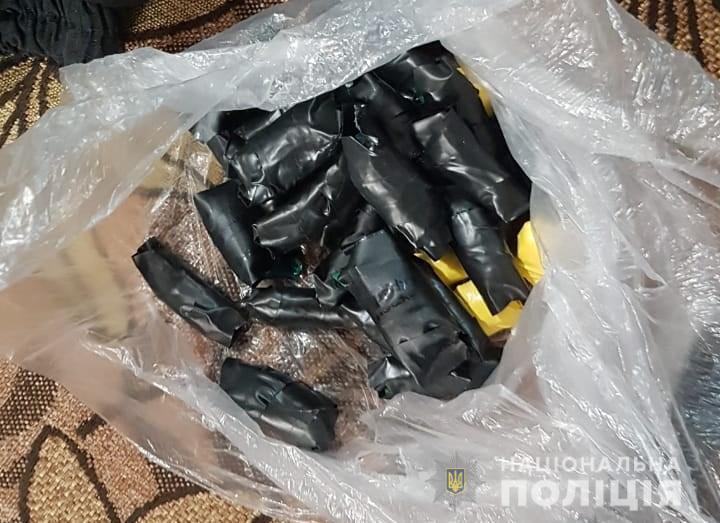 На Київщині поліцейські затримали групу  наркодилерів та вилучили у них «товар» на суму 1,2 мільйона гривень