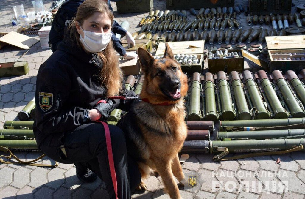 Поліцейські Донеччини знешкодили склади з тисячами боєприпасів