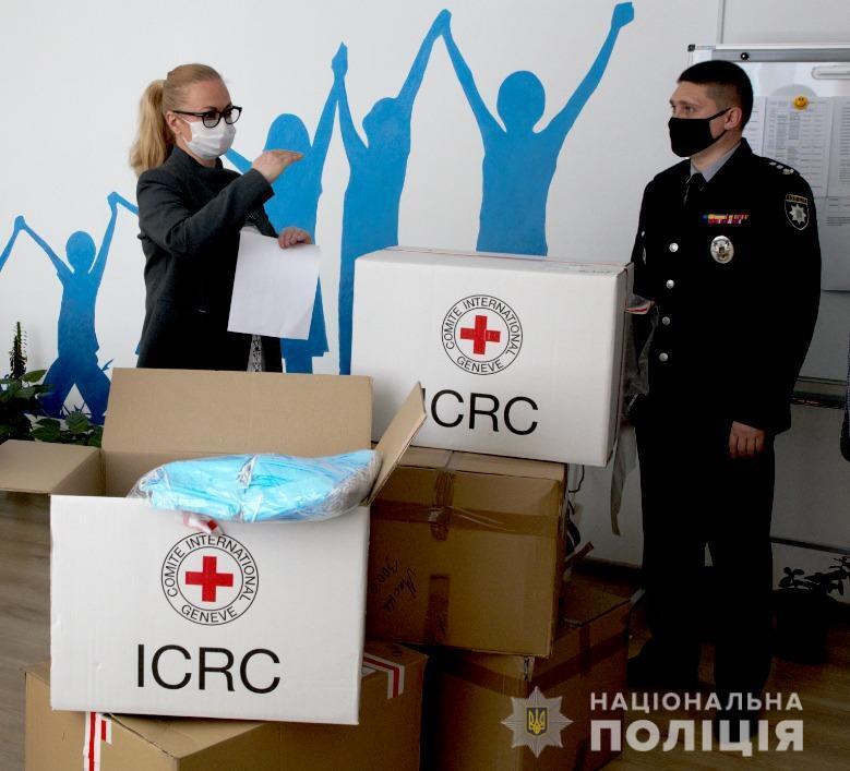 Представники Міжнародного Комітету Червоного Хреста передали поліцейським захисні маски