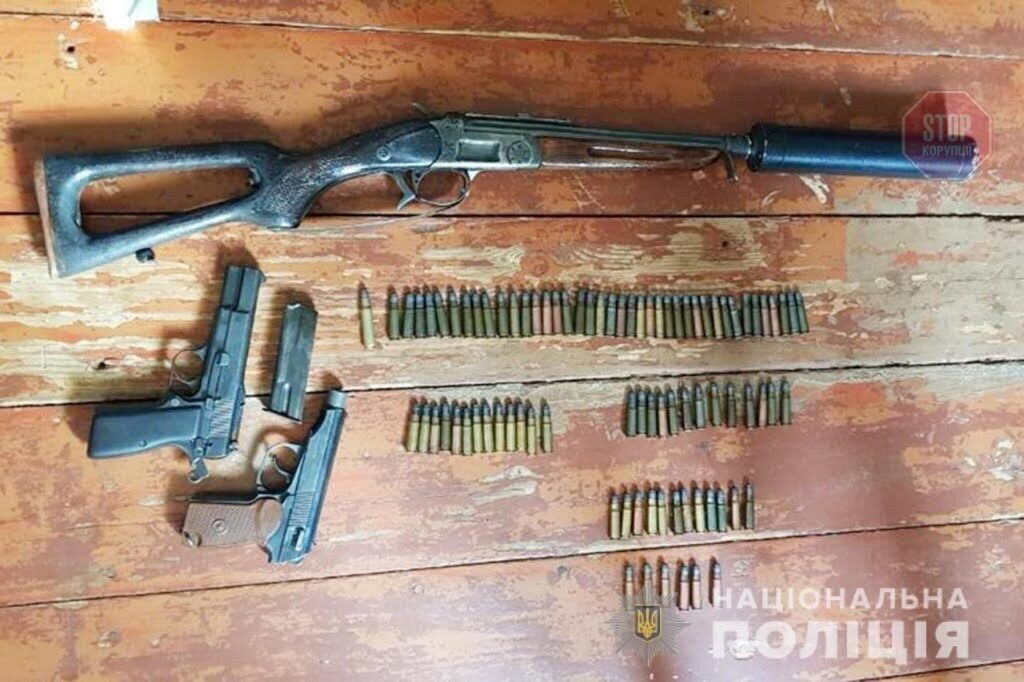На Черкащині правоохоронці виявили у чоловіка арсенал зброї (фото)