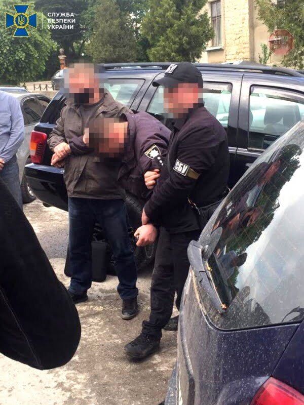 У Тернопільській області СБУ спіймала на доларовому хабарі керівника сектору поліції (фото)