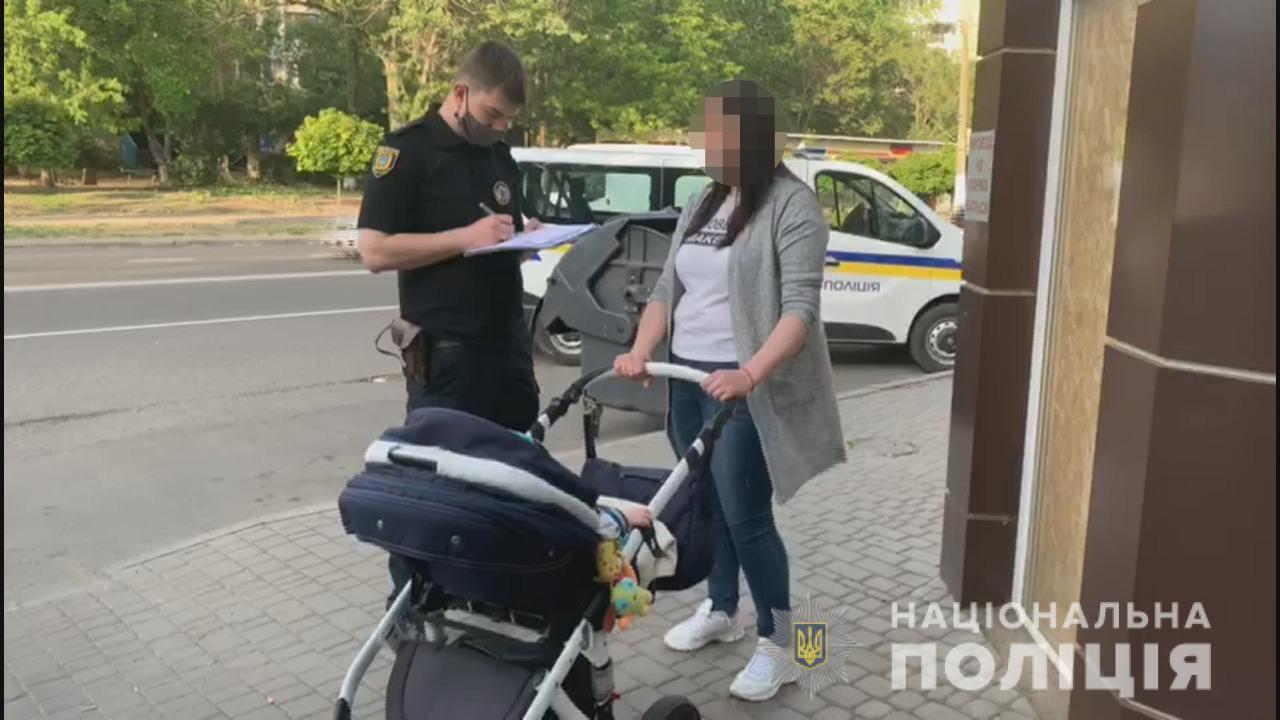Одеські поліцейські оперативно затримали жінку, яка скоїла кишенькову крадіжку на місцевому ринку