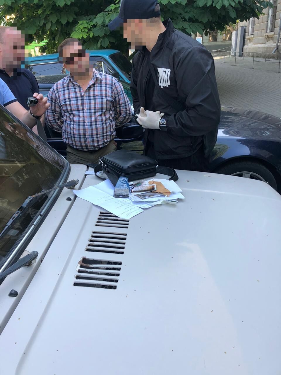 На хабарі в 2 тис доларів США та 10 тонн зерна викрито працівника СБУ (ФОТО)