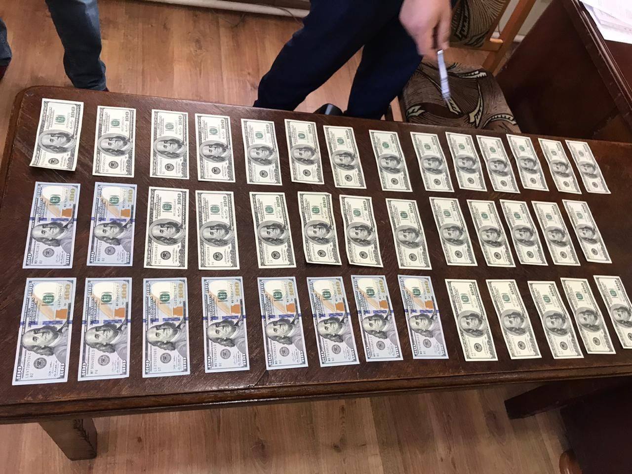 Депутата міськради на Буковині викрито на хабарі у 4 тис доларів США