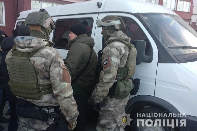 Слідчі поліції Тернопільщини завершили розслідування щодо злочинної групи, яка займалась підробкою документів