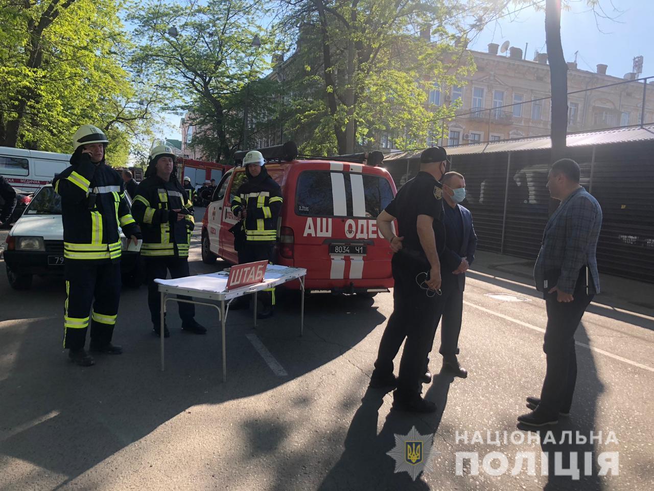 Поліцейські забезпечують правопорядок на місці руйнування будинку на вулиці Торговій в Одесі (ОНОВЛЕНО станом на 19.30)