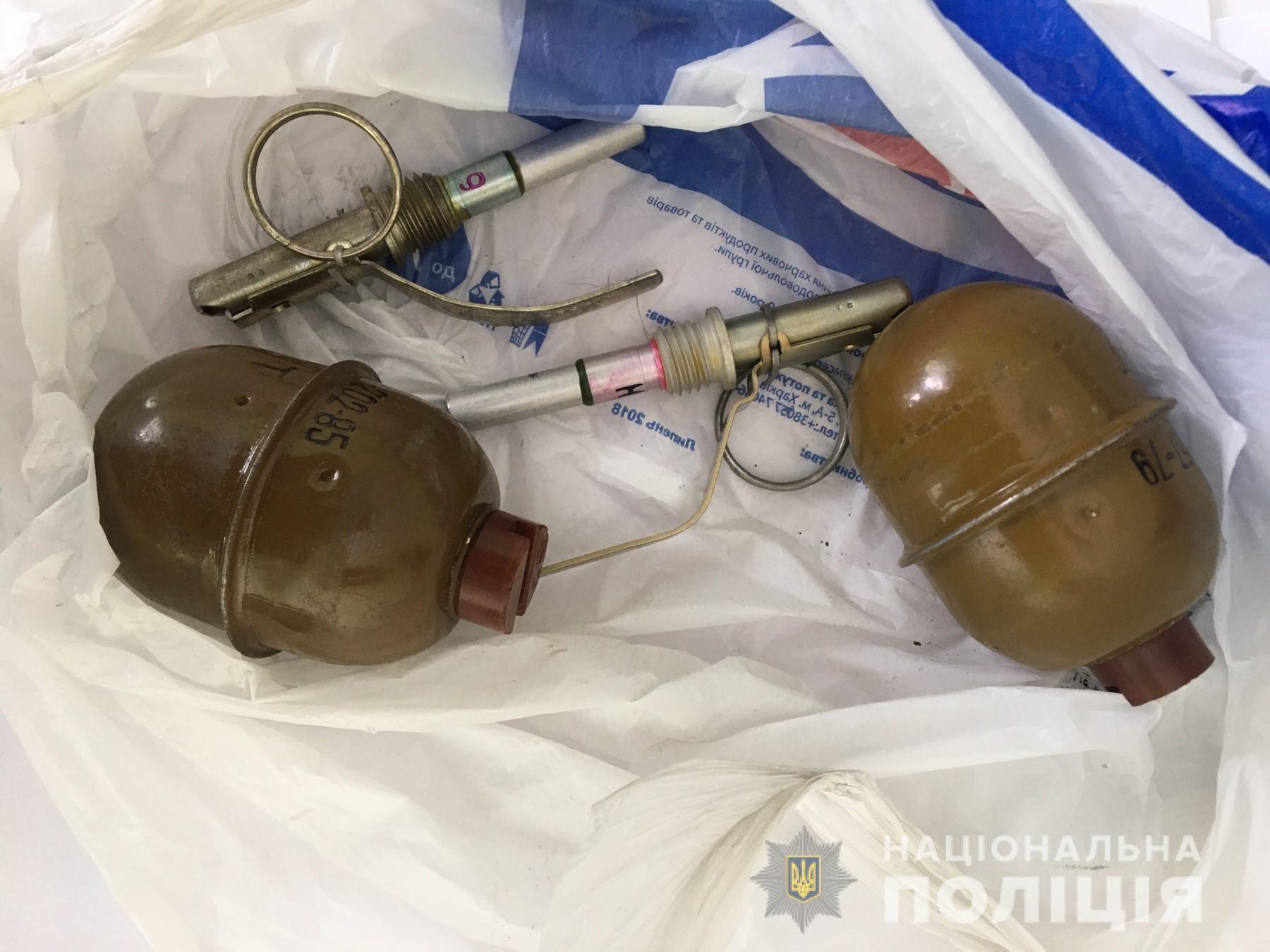 На Харківщині поліцейські затримали чоловіка під час збуту гранат
