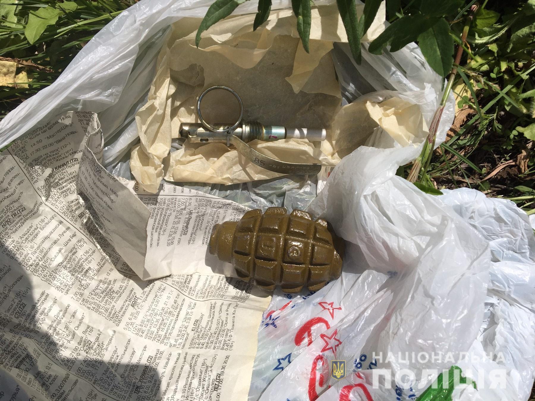На Харківщині поліцейські затримали чоловіка під час збуту гранат