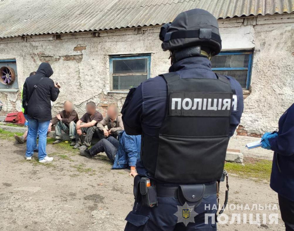 На Харківщині поліцейські викрили осіб, які вербували людей для трудової експлуатації