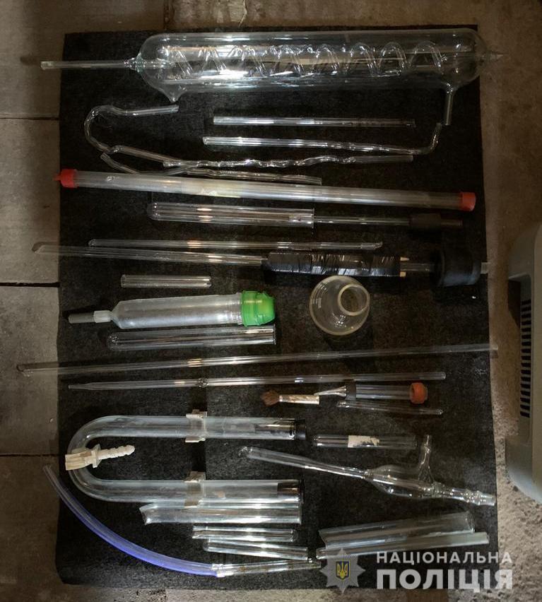 На Дніпропетровщині поліцейські припинили діяльність нарколабораторії з виготовлення метамфетаміну