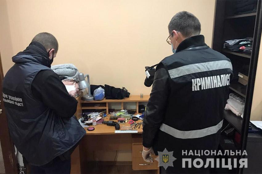 У Хмельницькому поліція затримала чоловіка за напад  зі зброєю на поліцейського