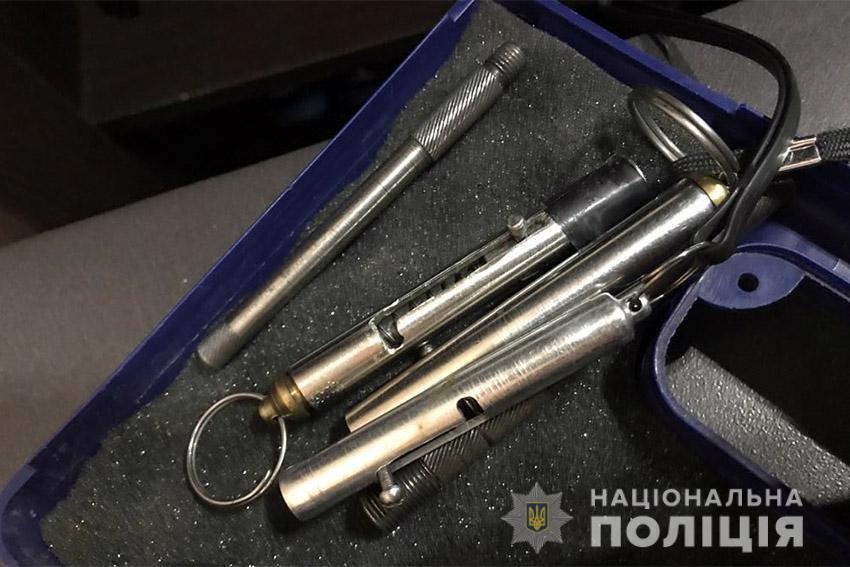 У Хмельницькому поліція затримала чоловіка за напад  зі зброєю на поліцейського