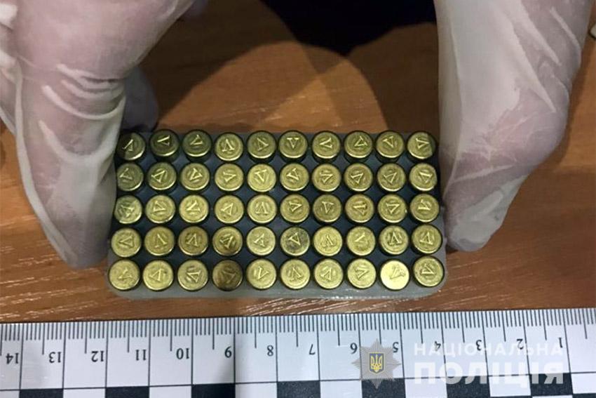 У Хмельницькому поліція затримала чоловіка за напад  зі зброєю на поліцейського