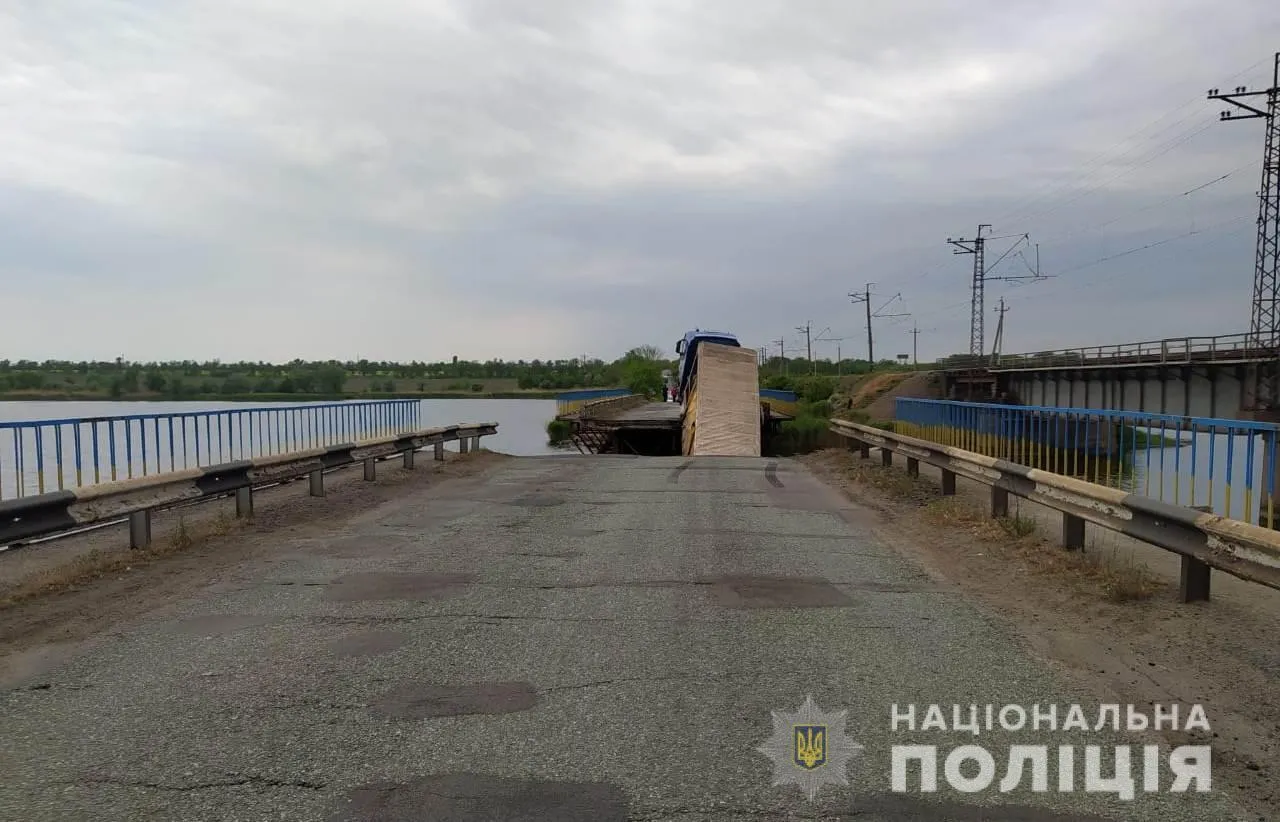 На Дніпропетровщині за фактом обвалу частини автомобільного мосту  поліція відкрила три кримінальні провадження