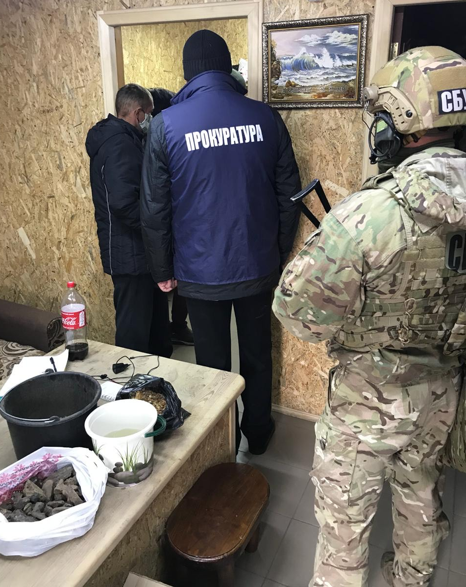 Поліцейського викрито на одержанні хабарів за сприяння незаконному видобутку бурштину на Рівненщині