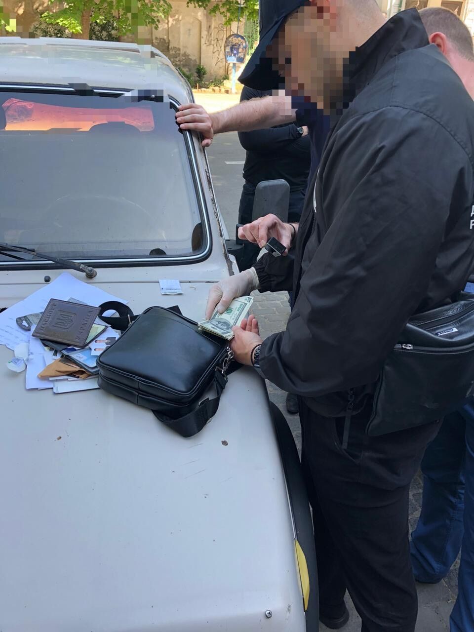 На хабарі в 2 тис доларів США та 10 тонн зерна викрито працівника СБУ (ФОТО)