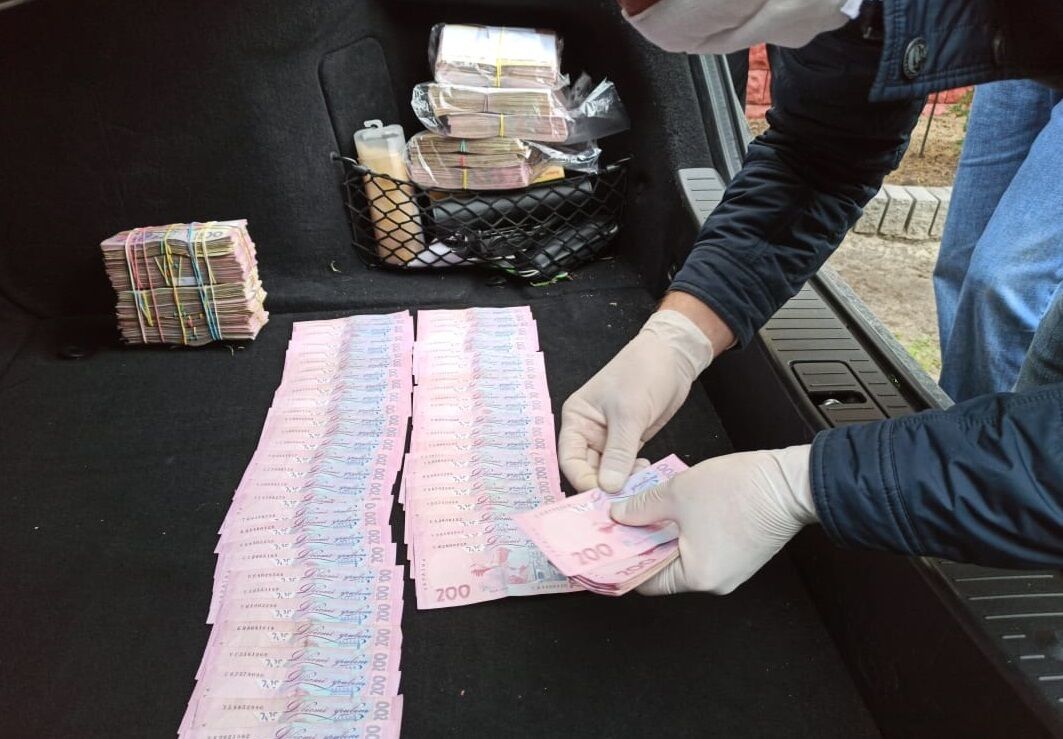 Директор приватного підприємства підозрюється у заволодінні понад 2,7 млн грн бюджетних коштів на ремонті доріг на Рівненщині