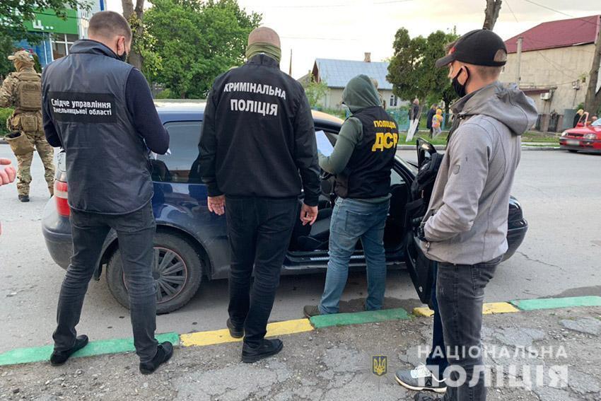 На Хмельниччині поліцейські затримали групу молодиків, що «спеціалізувалися» на вимаганні неіснуючих боргів