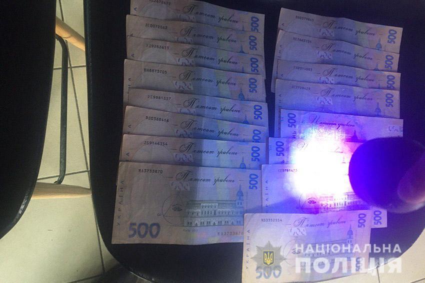 На Хмельниччині поліцейські затримали групу молодиків, що «спеціалізувалися» на вимаганні неіснуючих боргів