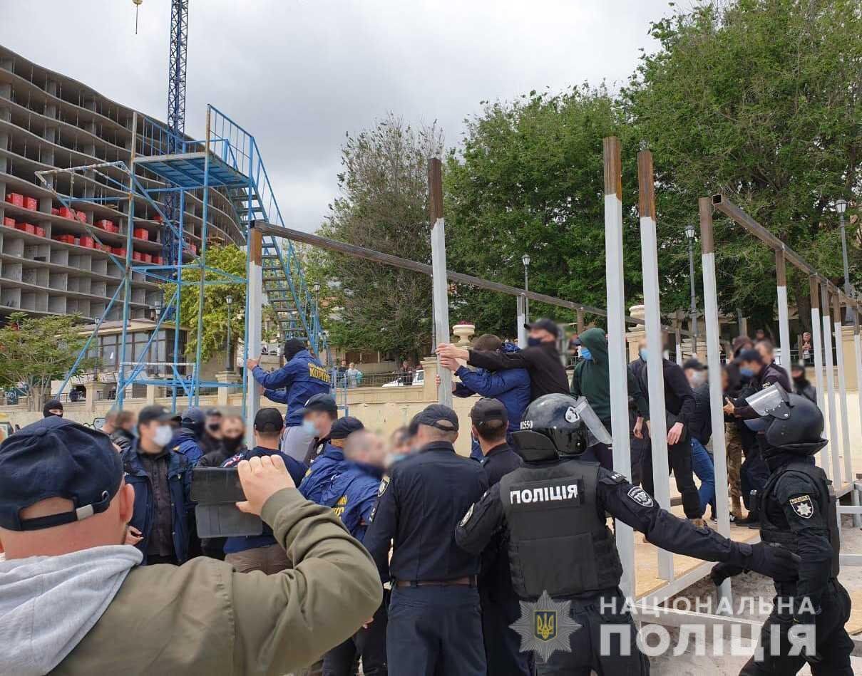 Поліцейські припинили порушення правопорядку на одеському узбережжі