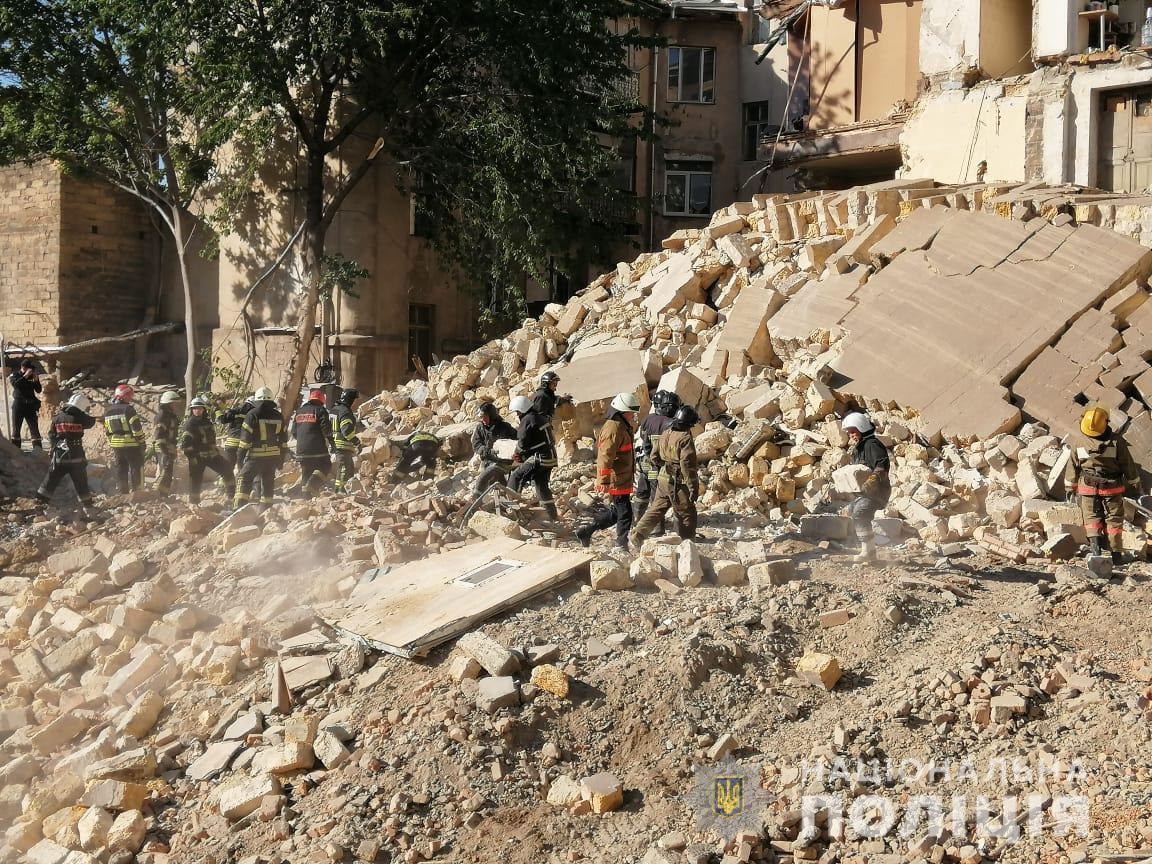 Поліцейські забезпечують правопорядок на місці руйнування будинку на вулиці Торговій в Одесі