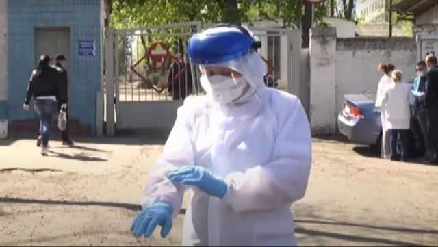 Медики досі не отримали закуплені захисні костюми, в МОЗ валять все на китайців