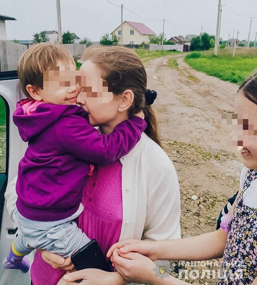 На Київщині працівники поліції за лічені хвилини повернули додому 5-річну дитину