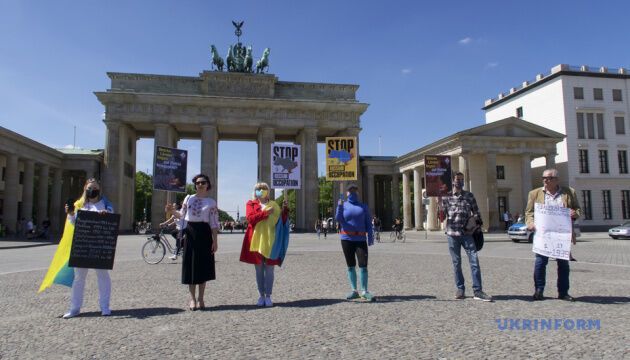 Українські активісти провели у Берліні акцію проти російської агресії