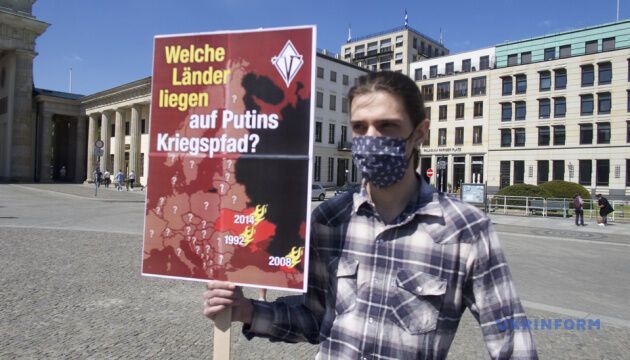 Українські активісти провели у Берліні акцію проти російської агресії