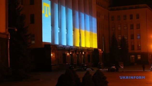 На будівлях ОП та Кабміну показали інсталяцію на знак солідарності з кримськими татарами