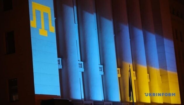 На будівлях ОП та Кабміну показали інсталяцію на знак солідарності з кримськими татарами