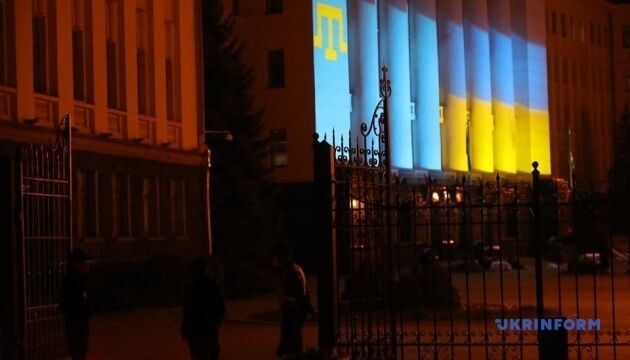 На будівлях ОП та Кабміну показали інсталяцію на знак солідарності з кримськими татарами