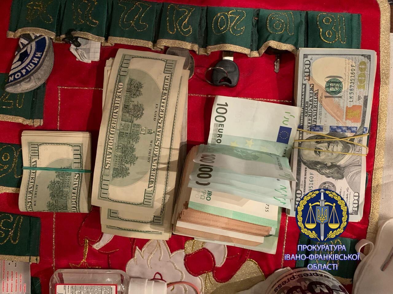 Прокуратура спільно з правоохронцями викрили на одержанні хабара посадовця митного поста «Прикарпаття» та його спільника (ФОТО)