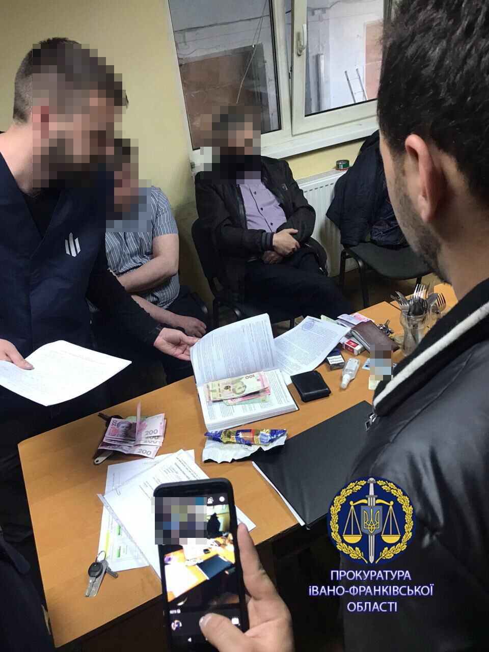 Прокуратура спільно з правоохронцями викрили на одержанні хабара посадовця митного поста «Прикарпаття» та його спільника (ФОТО)