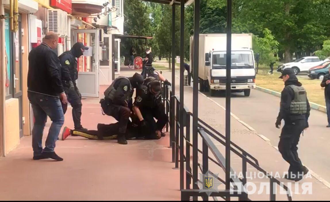Поліція Херсонщини оперативно встановила та затримала чоловіка за підпал будівлі прокуратури у місті Каховка