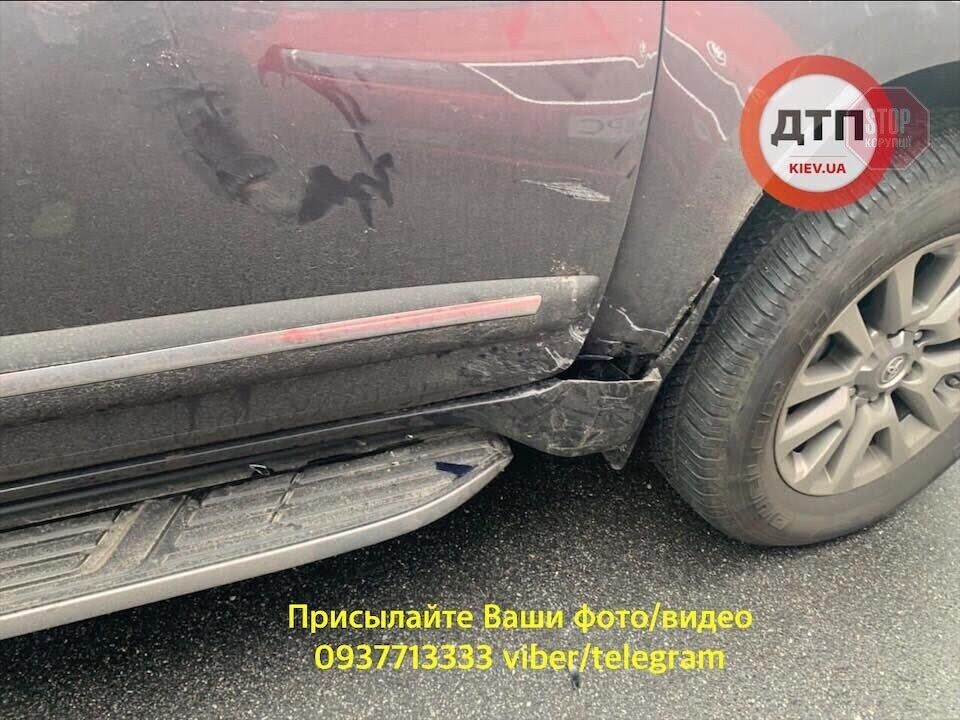 Був без шолома: у Києві кур'єр на моторолері потрапив під позашляховик