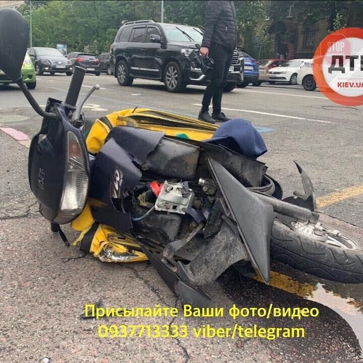 Був без шолома: у Києві кур'єр на моторолері потрапив під позашляховик