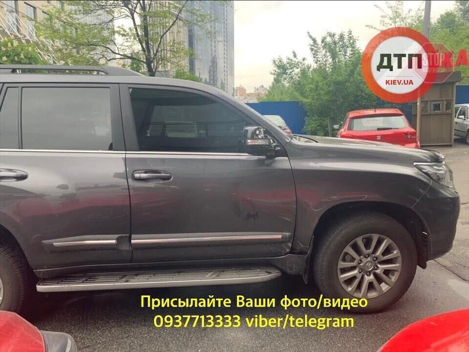 Був без шолома: у Києві кур'єр на моторолері потрапив під позашляховик