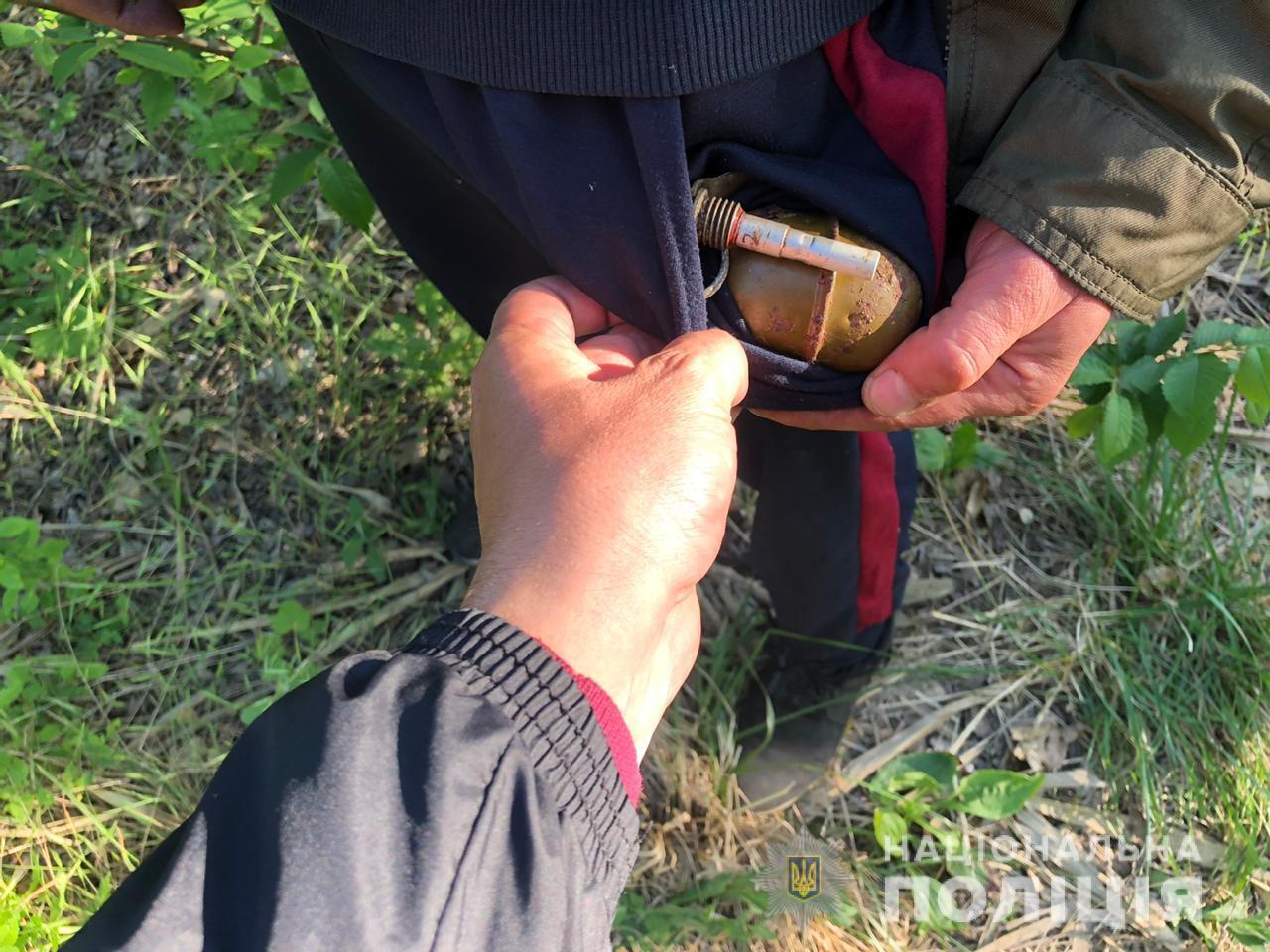 В Овідіопольському районі поліцейські викрили місцевого жителя у незаконному поводженні з бойовими припасами