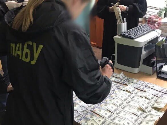 У Харкові на доларовому хабарі викрили суддю (фото)