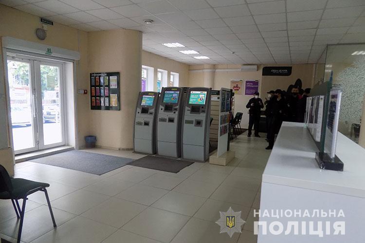 Тернопільські поліцейські встановили особу зловмисника, який надав неправдиве повідомлення про замінування банку