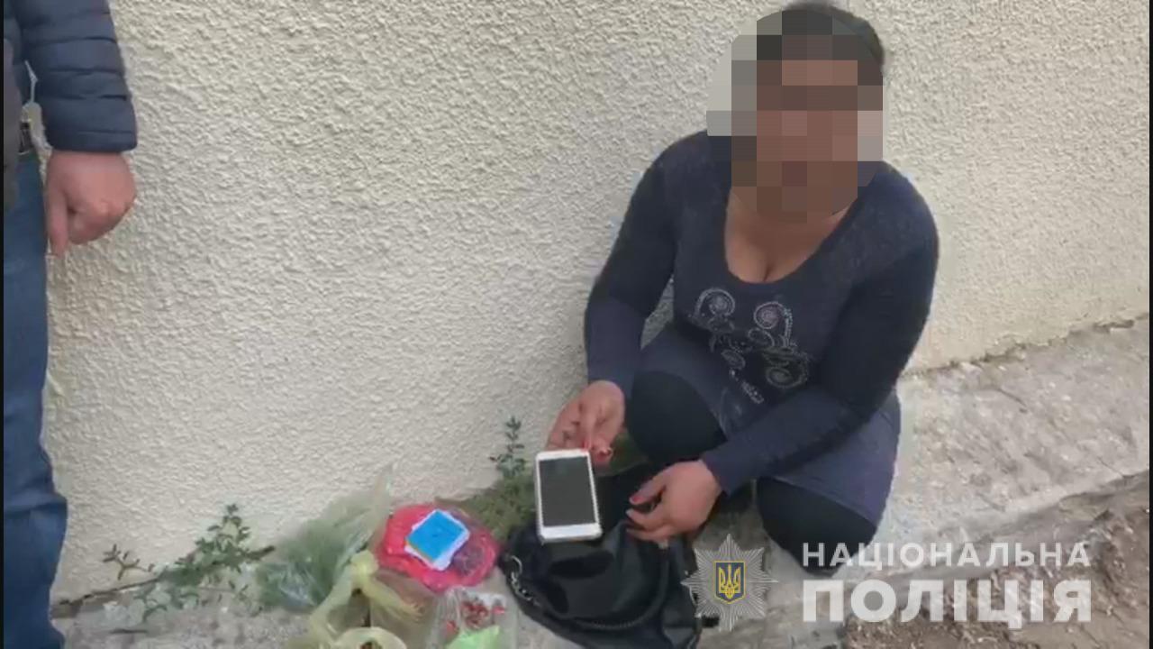 Одеські поліцейські оперативно затримали жінку, яка скоїла кишенькову крадіжку на місцевому ринку