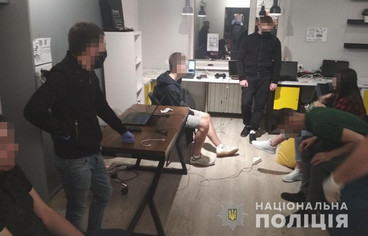 У Запоріжжі правоохоронці викрили шахрайський call-центр з прибутком понад ста тисяч гривень на тиждень